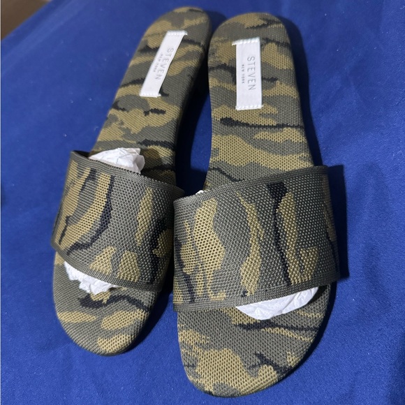 Size 8 Camouflage open toed flats/sandals - Picture 2 of 7